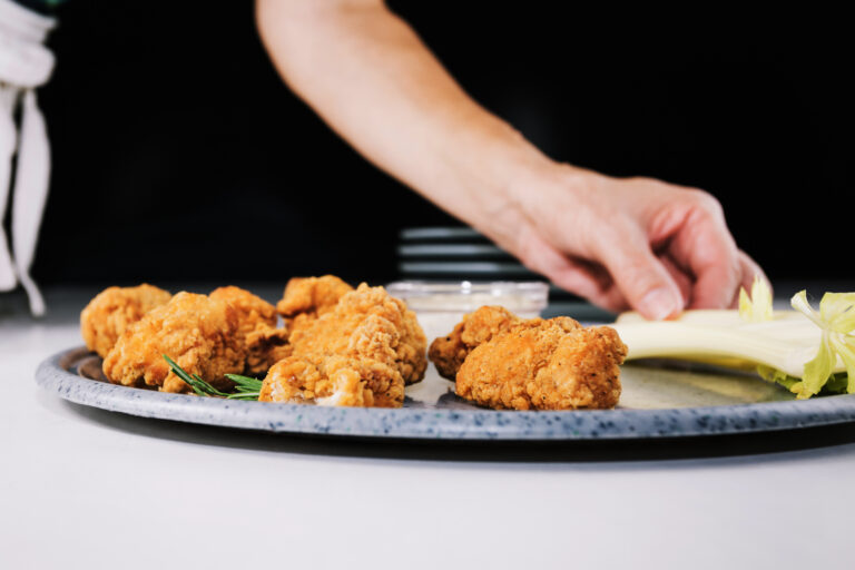 Restaurant de poulet frit ou fried chicken ? Découvrez les assurances essentielles, les risques liés à la friture et nos conseils d’experts CHR.