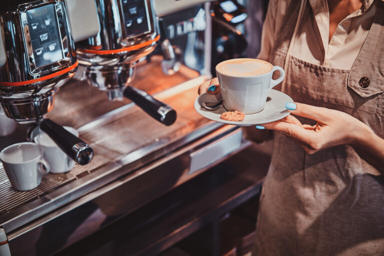 Quel est le prix d’une assurance pour coffee shop? Quelles garanties sont nécessaires pour protéger un café ou salon de thé? Guide complet pour assurer son établissement.